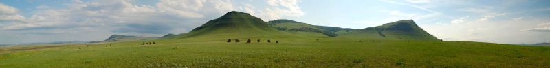 По дороге Абакан-Новоселово только в одном месте есть камни и курганы