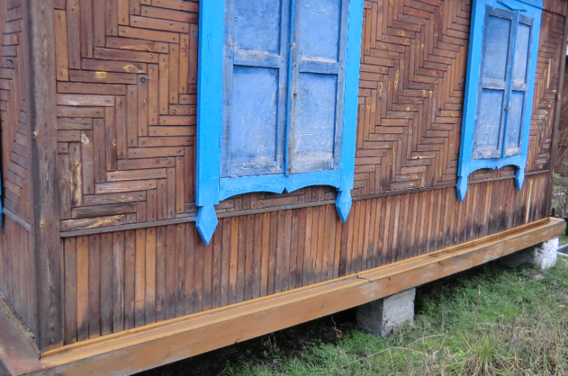 Какой краской покрасить старый дом. Покраска старого деревянного дома. Покраска старого деревянного домика. Окрашенный деревянный старый дом. Дом покрашенный олифой.