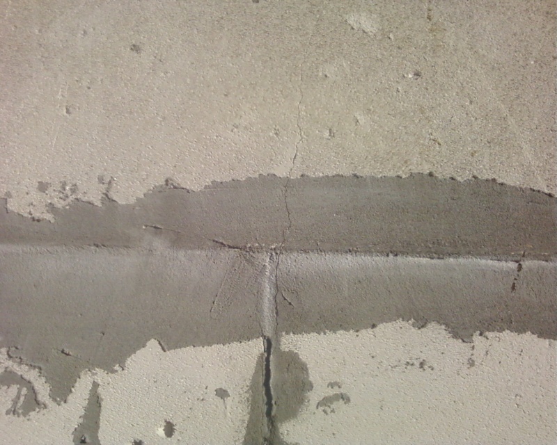 Трещины в газобетонных стенах. Усадочные трещины Сибит. Усадочные трещины в газобетоне. Усадочные трещины в стенах из газобетона. Газосиликатный блок d500 трещины в стене.