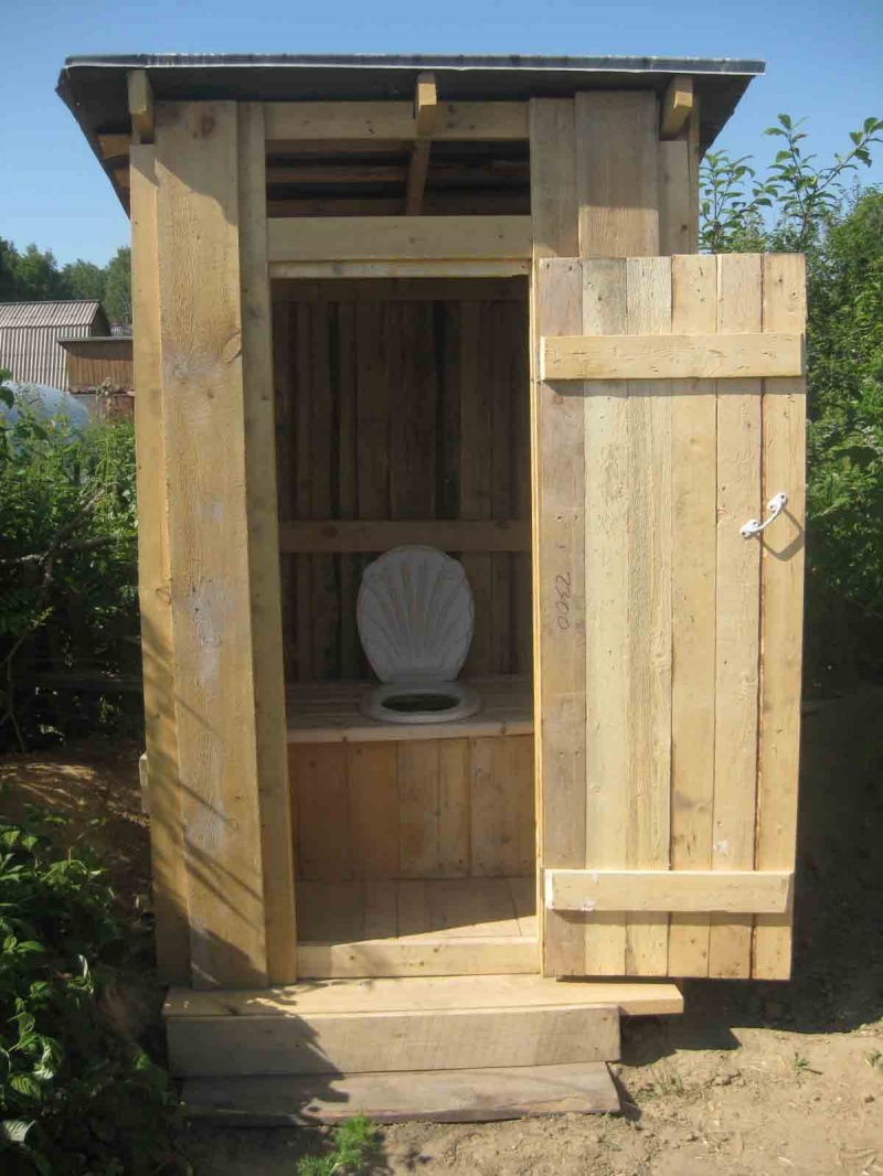 Как самой сделать туалет на даче. Туалет дачный. Дачный уличный туалет. Садовый туалет деревянный. Дачные Деревенские туалеты.