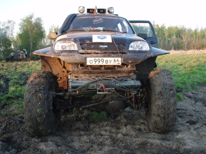 Шнива перевернул. Мерседес гелендваген оффроад. Джипы в грязи. Гонка на грузовиках внедорожниках позавчера в северске. Ленд крузер 200 для бездорожья.