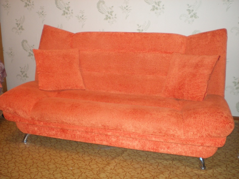 Авито диваны б у кожаный. Оранжевый диван. Советский гарнитур мягкой мебели оранжевый. Оранжевая софа. Диван книжка оранжевый.